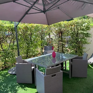 https://royal-standing-parkingterrasse-priv.hotels-rhonealpes.com